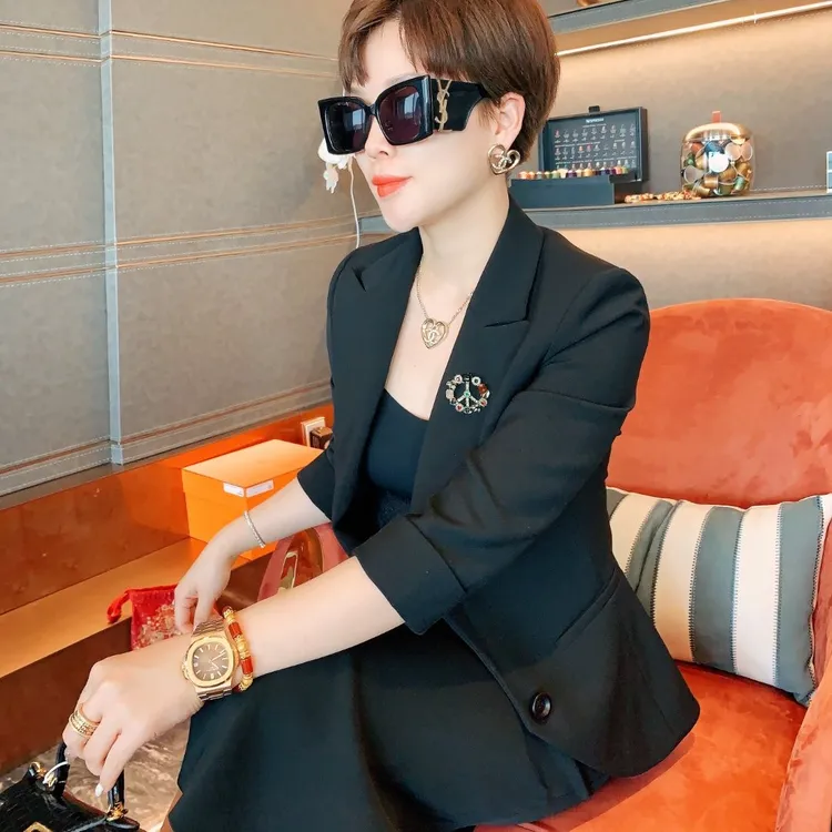 《很牛很牛燕尾西服》时尚气质短款女士修身小西装上衣