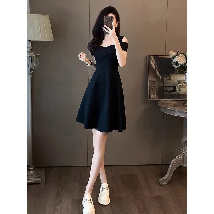 高级感显瘦赫本风连衣裙女夏季2025年新款休闲轻奢露肩吊带裙子潮