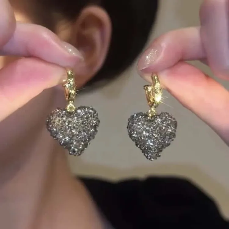 铜合金耳饰 超闪精致灰色爱心耳环女2024新款简约高级感耳坠耳饰 