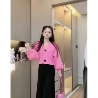 【秀宝女装】慵懒风时尚百搭灯笼袖V领毛衣XB5547