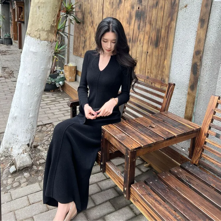 高级感黑色V领针织连衣裙女2025秋冬新款气质轻熟打底开叉包臀裙
