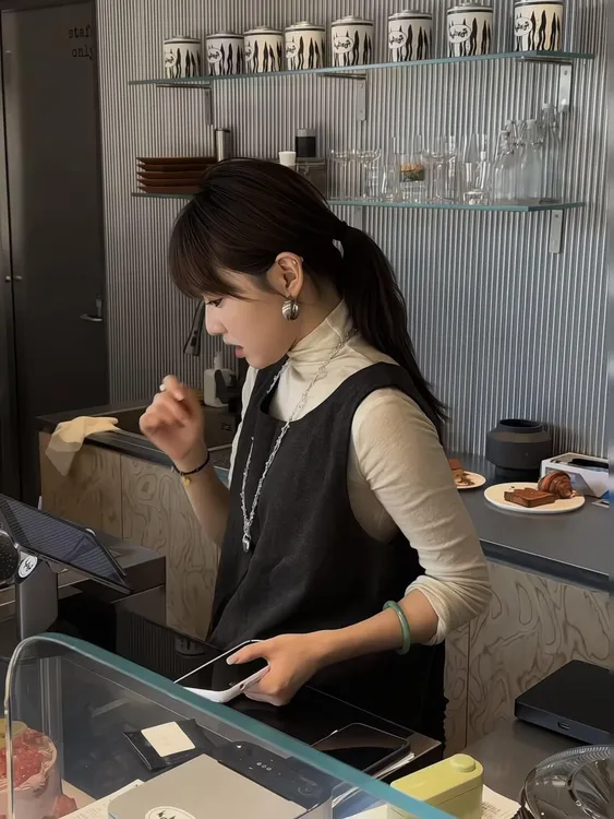 木耳边竖条小众设计感韩系气质无袖背心马甲打底直筒半身裙三件套