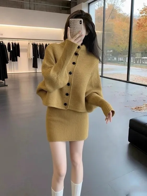 2025超火冬装一整套韩系冷淡高级感大方得体慵懒风卡其色套装裙女
