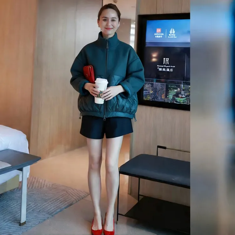 2225菱形格羊毛呢拼接90白鸭绒立领廓形湖蓝色羽绒服洋气冬季短款