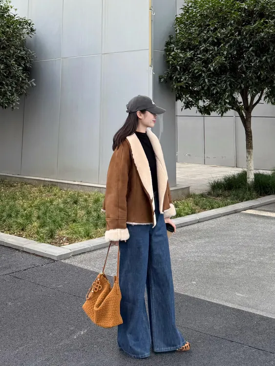 2025新款秋季棕色皮毛一体小个子外套女黑色打底衫牛仔裤三件套