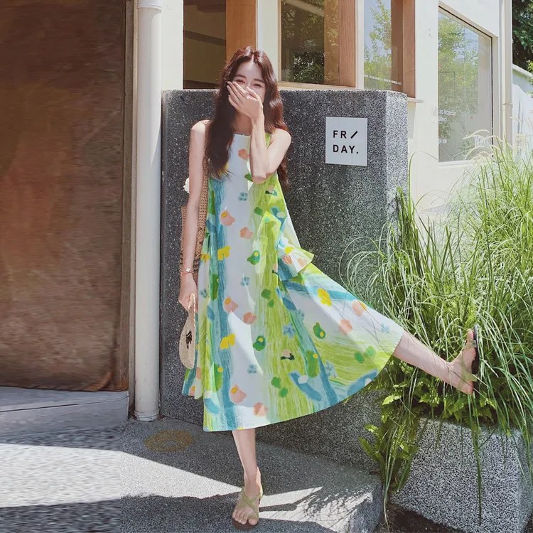 绿色涂鸦背心裙夏季女2025新款森系小清新多巴胺氛围感显瘦连衣裙