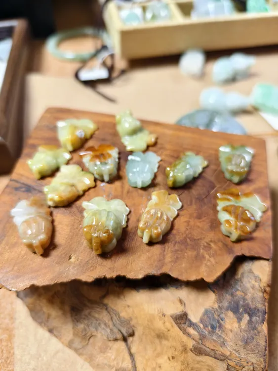 翡翠小金鱼吊坠挂坠，标注价格为单独一个价格，下单后联系客服