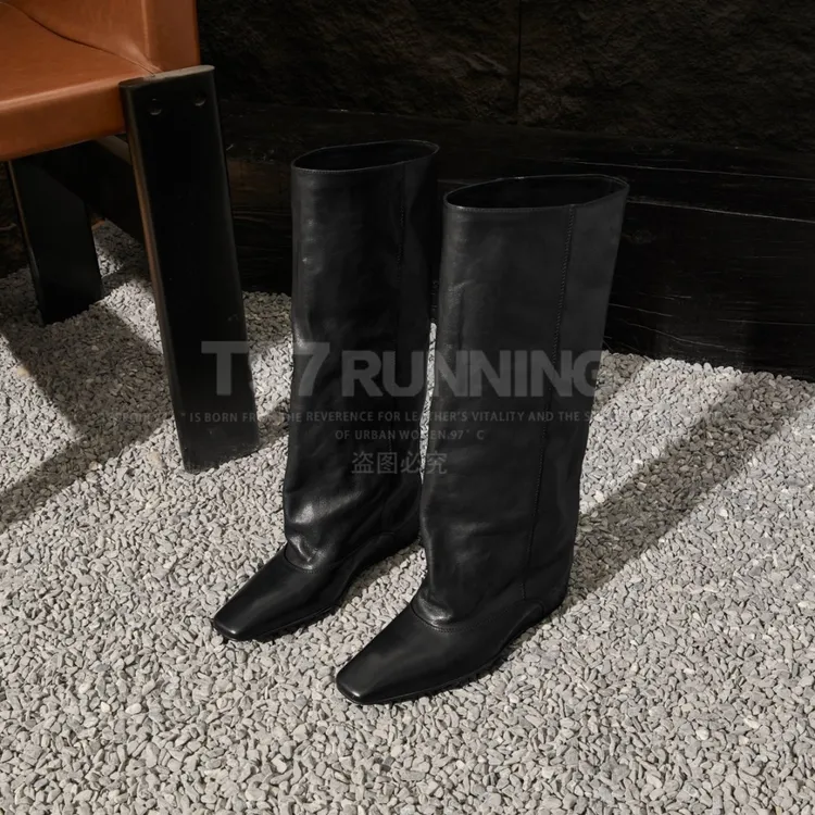 分享2025秋冬新款欧洲站通勤黑色百搭英伦风一脚蹬堆堆高靴G2989