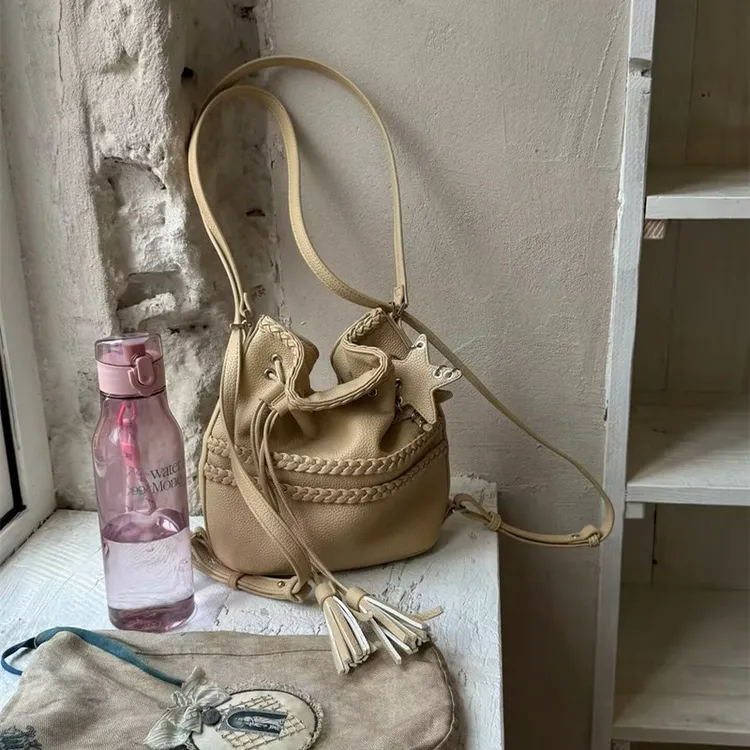 真皮双肩小水桶包包星星流苏抽绳束口软皮背包小众设计包包大容量