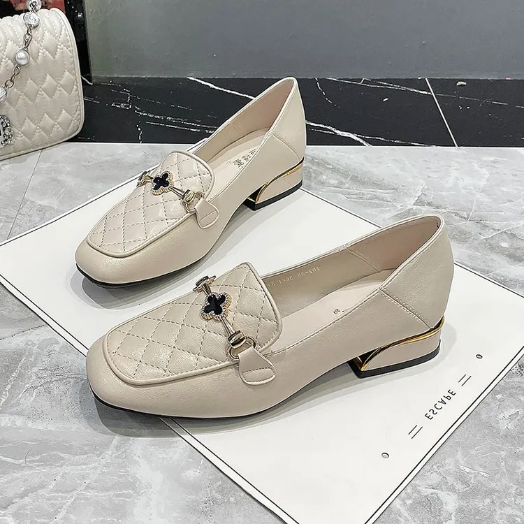 2025新款真皮乐福鞋舒适平底中年粗跟软底百搭搭扣型豆豆鞋女低跟