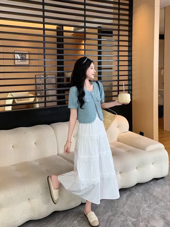 女式新款牛仔外套内搭白色吊带裙上市