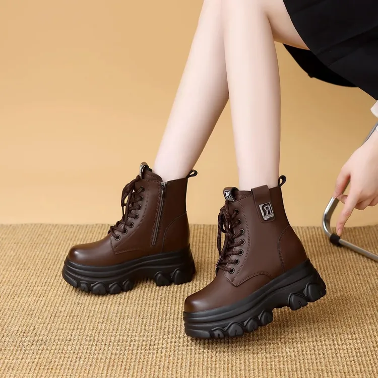 2025年秋冬爆款隐形增高8CM英伦风短筒复古好穿不累脚休闲马丁靴