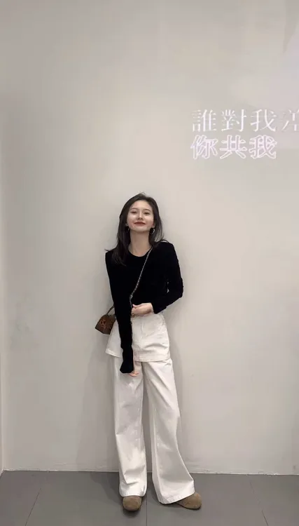2025秋季新款韩系简约黑色显瘦长袖t恤女小众设计感屁帘长裤套装