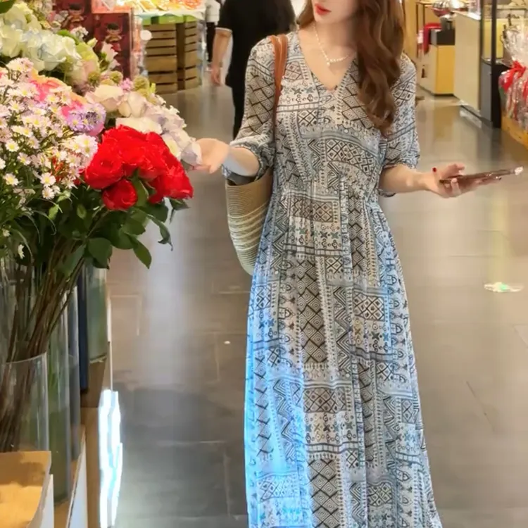 高级感气质V领蓝色连衣裙女2025夏季新款裙子大码收腰显瘦碎花裙