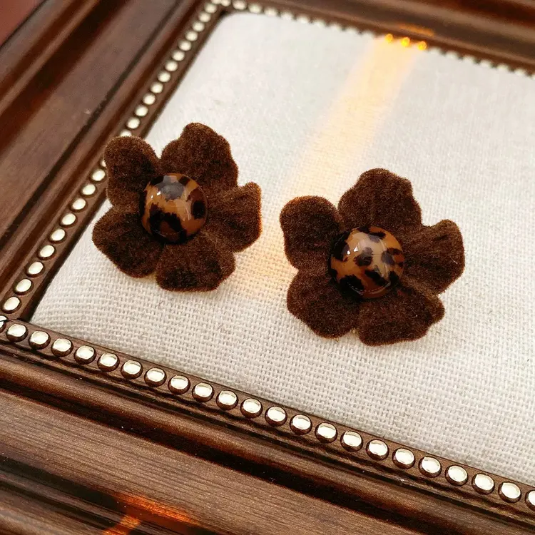 铜合金布艺耳饰 美拉德植绒花朵豹纹珠珠轻奢高级耳钉气质百搭
