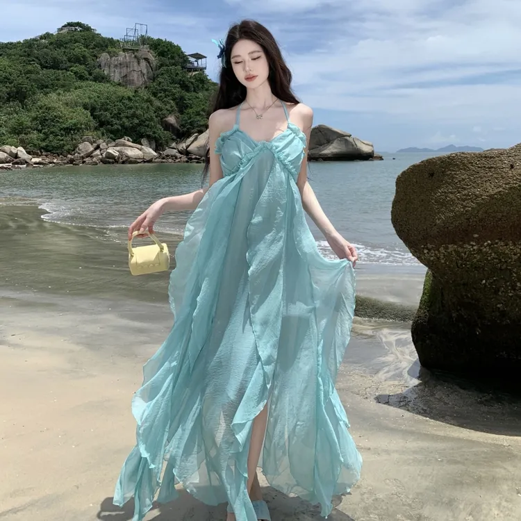 蓝绿度假风吊带连衣裙边拍照仙女沙滩裙旅游拍照好看的裙子
