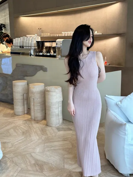 清晨薄雾 裸粉色修身无袖针织连衣裙女长款气质肌理感收腰长裙
