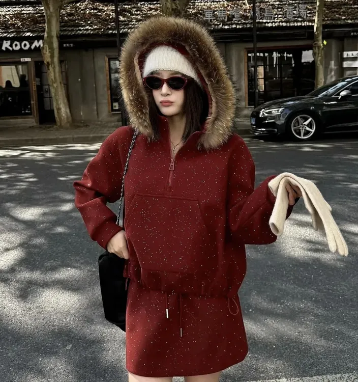 （莉莉家）大码女装圣诞新年款重工大毛领烫钻加绒上衣+短裙套装