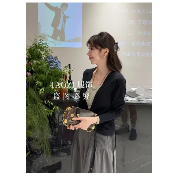 【现货秒发】 09966 【珍妮穿搭】设计师款珠链V领气质显瘦百搭上衣