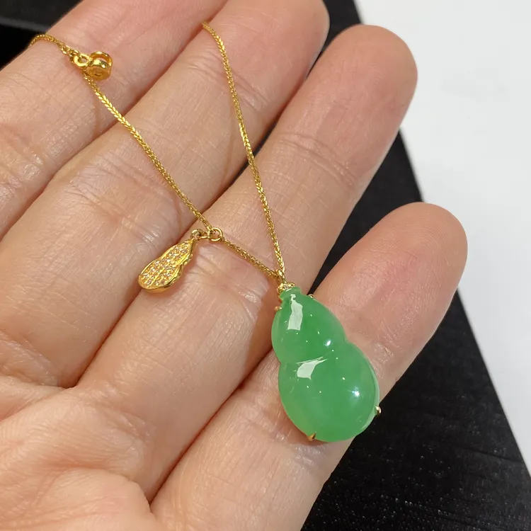 18k镶钻阳绿葫芦翡翠锁骨链 种老色好 冰透水润 上致