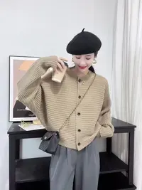 秋冬纯色蝙蝠袖单排扣女新款宽松慵懒风温柔短款毛衣外套