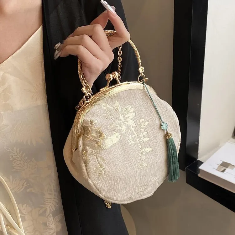 爆款新中式国风汉服包包女2025新款百搭链条斜挎包超火手提口金包