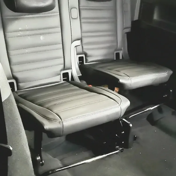 途安L第三排后排前后移动功能，中排左右移动功能，中排加扶手