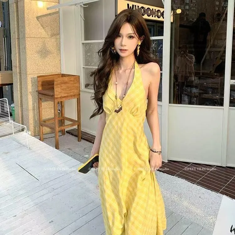 浪漫法式v领挂脖连衣裙女2025夏季新款设计感小众温柔度假风长裙