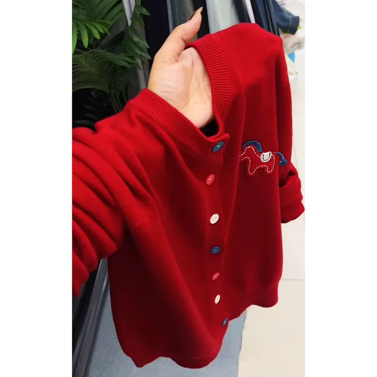 新年红色彩扣小马刺绣针织衫女冬季新款洋气加厚宽松慵懒感上衣