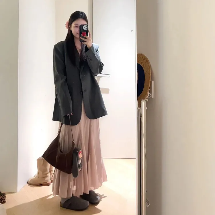 2025秋季新款休闲宽松小西装外套女+粉色无袖吊带连衣裙套装