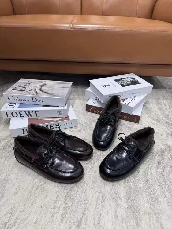 2025秋冬季新款英伦风平底毛毛单鞋布洛克风格