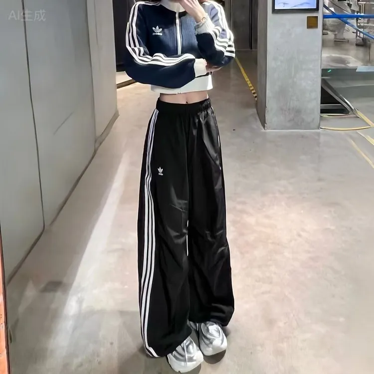 adidas  新款阿迪达斯三叶草条纹款速干条纹休闲舒适长裤  KS3324