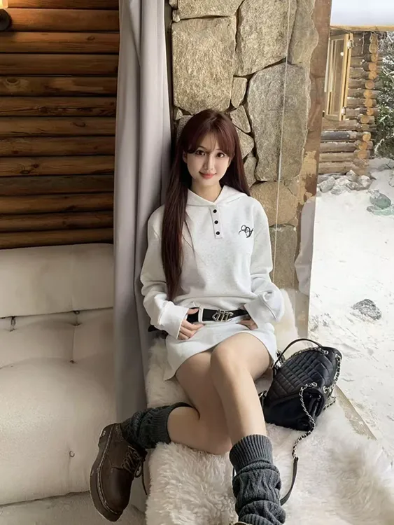 秋季松弛感学院风收腰显瘦短裙简约刺绣百搭连帽卫衣连衣裙410598