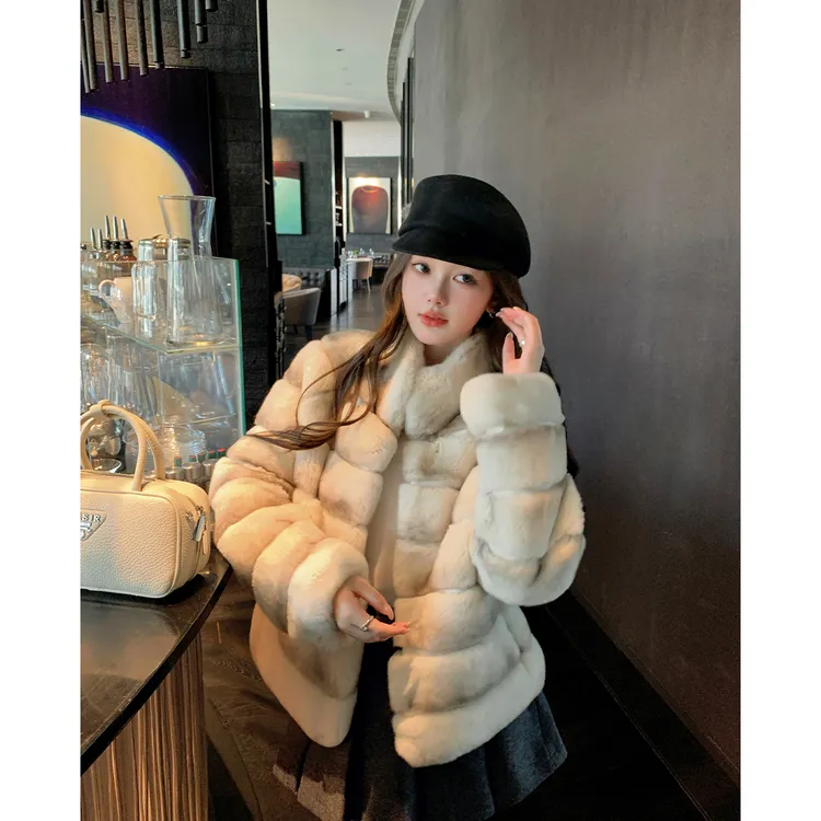 淡颜龙猫2025新款环保獭兔毛仿皮草外套女短款年轻毛毛大衣冬季