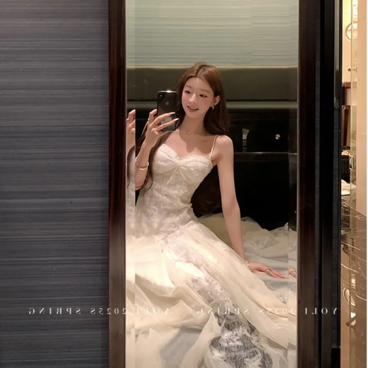 张宥利"精致天花板"白色蕾丝高级感连衣裙女显瘦A字吊带长裙