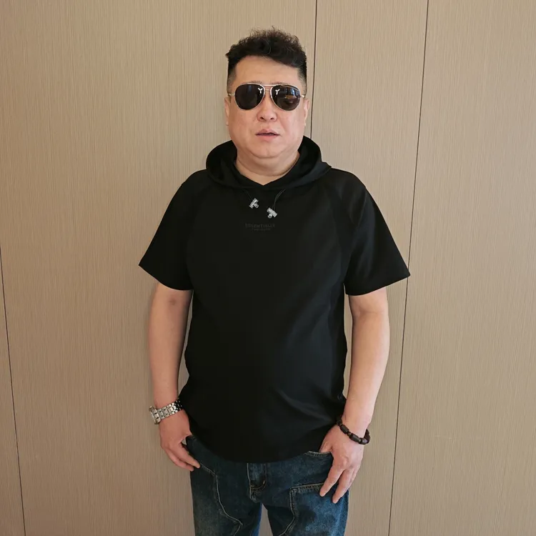 男士时尚夏季连帽潮流加大休闲半袖 T恤衫大码男装胖子纯色短袖WT