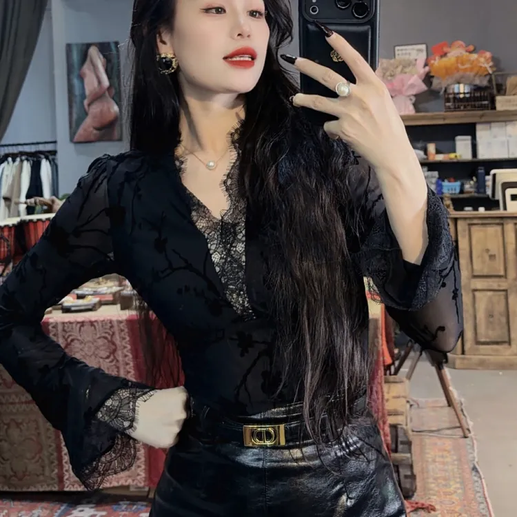 妍妍家气质款透视上衣➕包臀中长皮裙