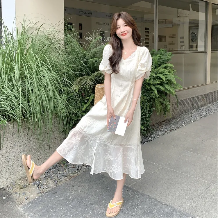 2025巨好看裙子白色刺绣夏季荷叶边v领连衣裙收腰显瘦轻奢高级感