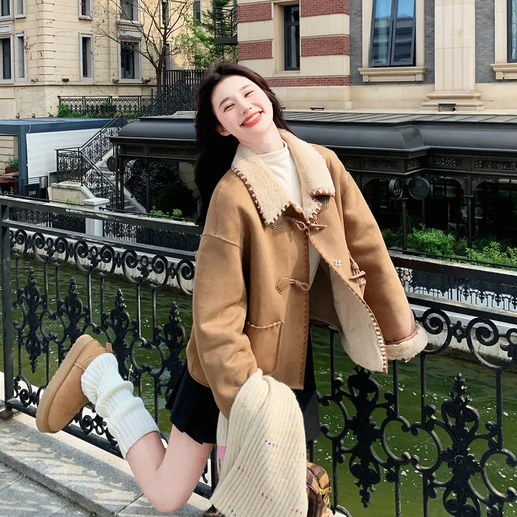 韩系复古卡其色麂皮绒厚外套女2025冬季新款学院风牛角扣棉服夹克