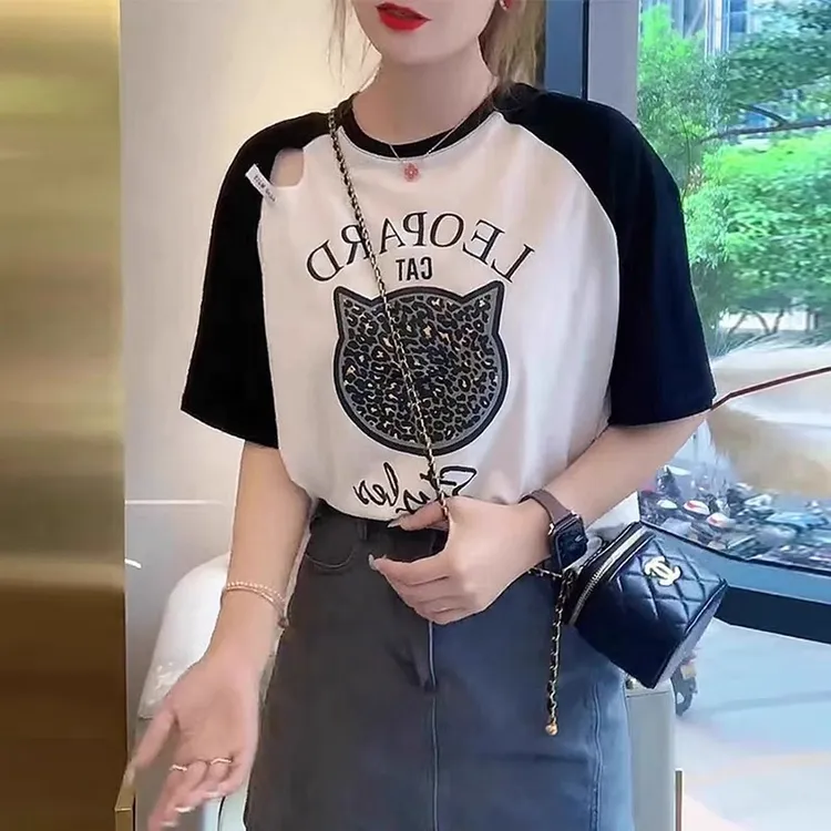 冰丝针织短袖t恤女2025新款夏季薄款圆领露肩设计感小众撞色上衣