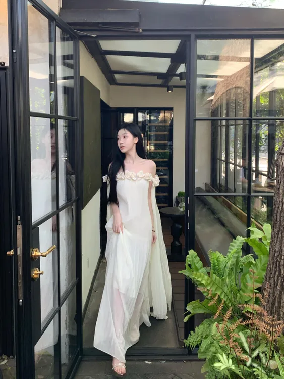 超仙飘逸法式高级感一字肩立体花朵连衣裙宽松显瘦度假风飘带长裙