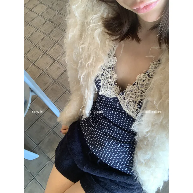 THREE GOOOD/三吉 法式早古波点蕾丝花边设计V领打底衫Y725E17317