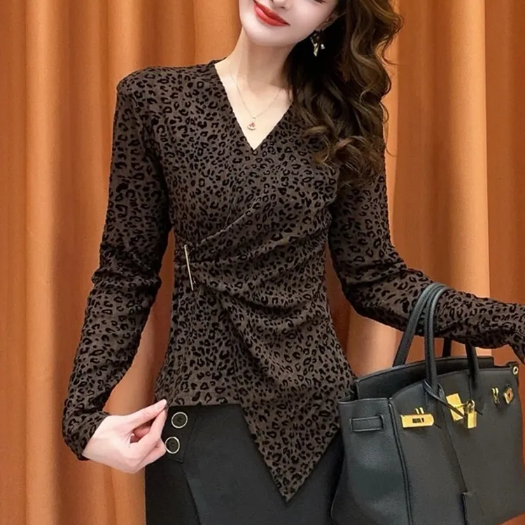 洋气减龄v领捏褶收腰豹纹T恤女装秋季新款不规则修身百搭别致上衣