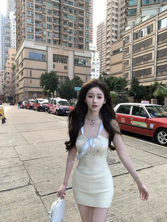 【氧气小白花】2025春季新款纯欲气质两色性感挂脖针织连衣裙短裙女