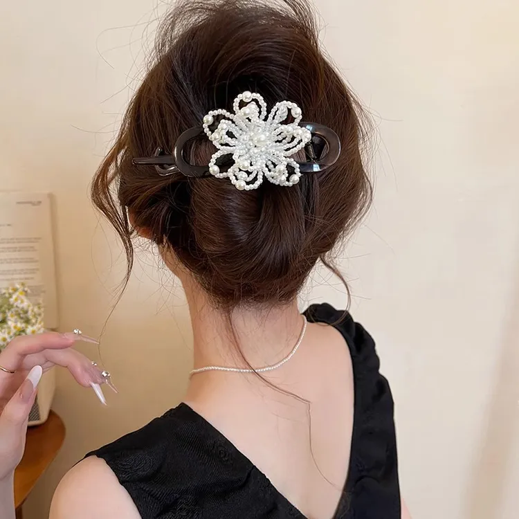 珍珠山茶花扭扭夹一字抓夹女高级感2025新夏日后脑勺盘发夹子发饰