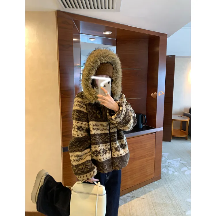 冬季新款复古休闲百搭气质费尔岛连帽毛领宽松提花咩咩毛毛外套女