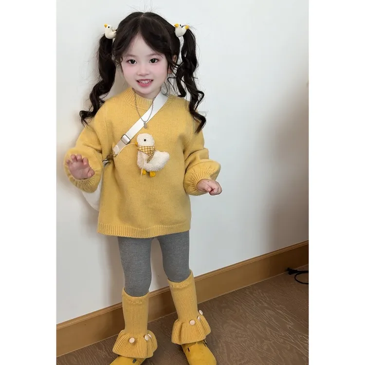 女童秋装套装2025年秋冬韩系黄色小鸭套头毛衣灰拼黄针织裤两件套
