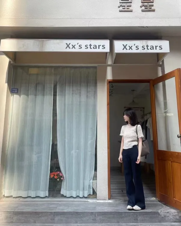 2025春夏新款复古纹理感短袖针织t恤女独特超好看上衣百搭牛仔裤