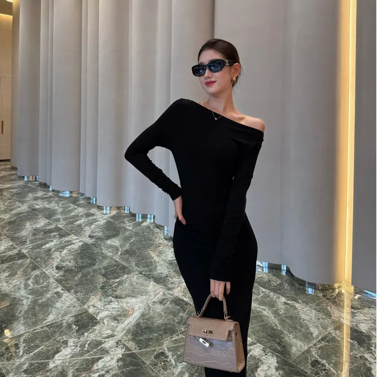 小众炸街INS风性感斜肩连衣裙高级感时尚气质修身内搭针织长裙女