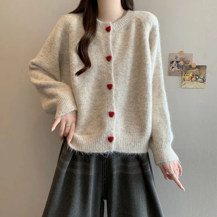 爱心扣软糯毛衣外套女秋冬新款大码胖妹妹高级感宽松圆领针织开衫